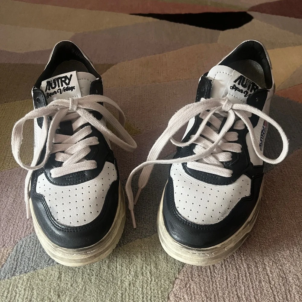Autry Medalist Low Super Vintage Sneakers—White & Black Sliver